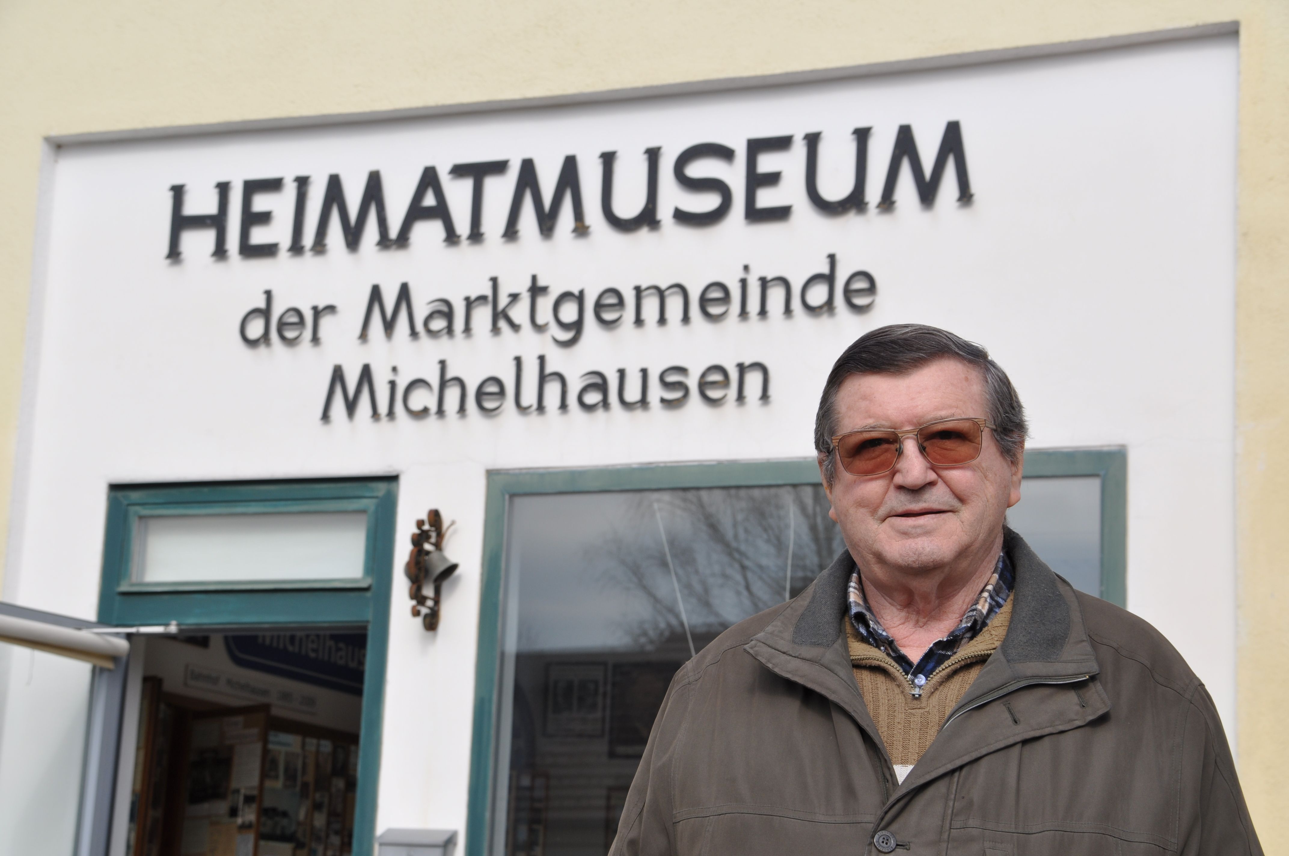 Herr Zachhalmel vor dem Heimatmuseum der Marktgemeinde Michelhausen
