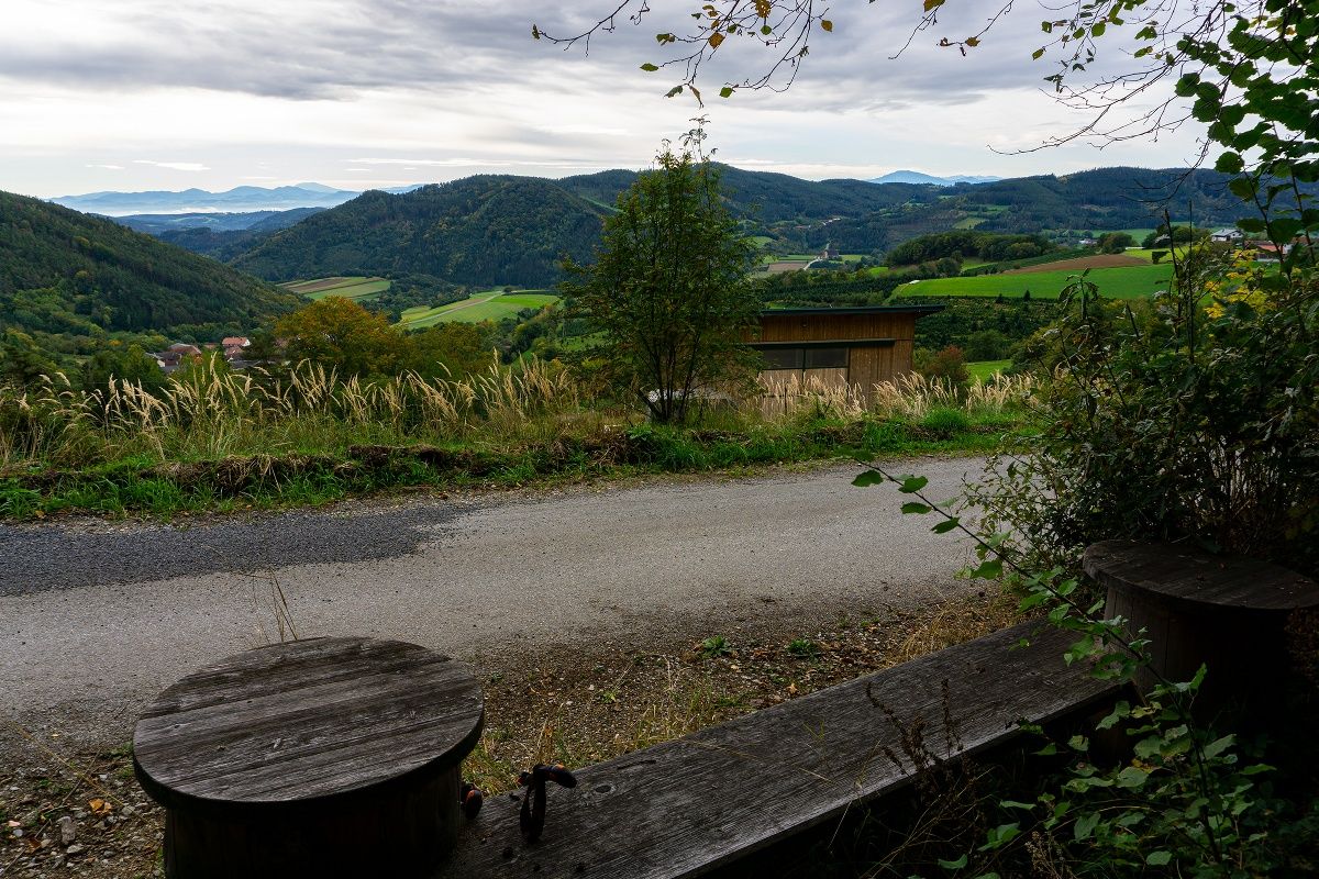 Station 11 des Themensweges Stein und Zeit - Blick ins Alpenvorland, Schneeberg und Ötscher