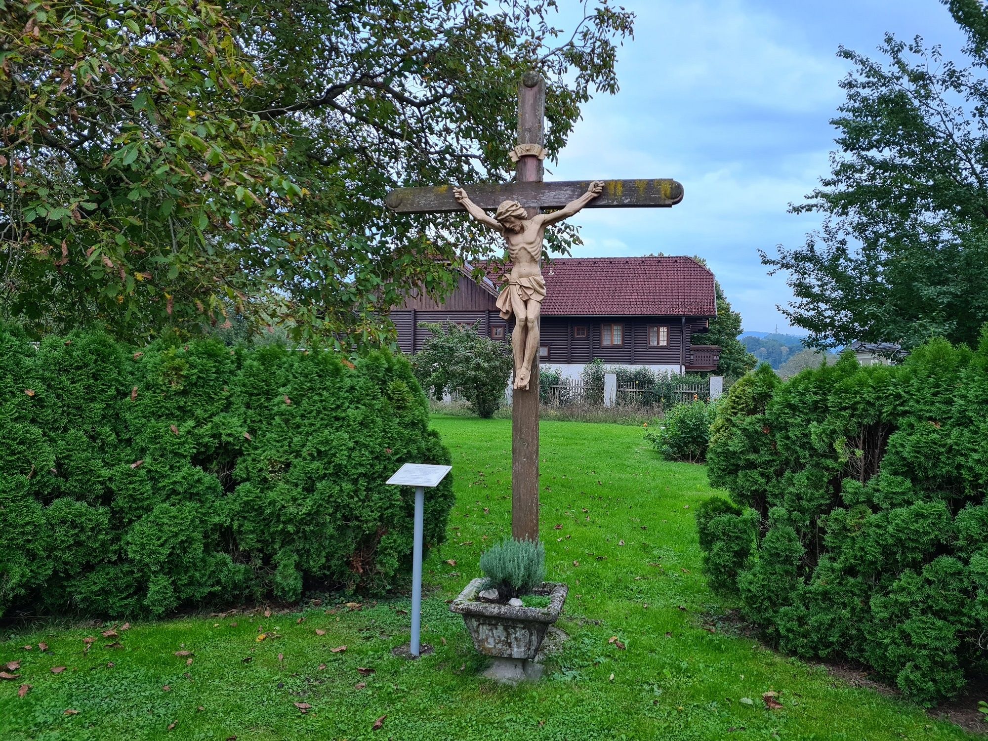 Kreuz im Pfarrgarten