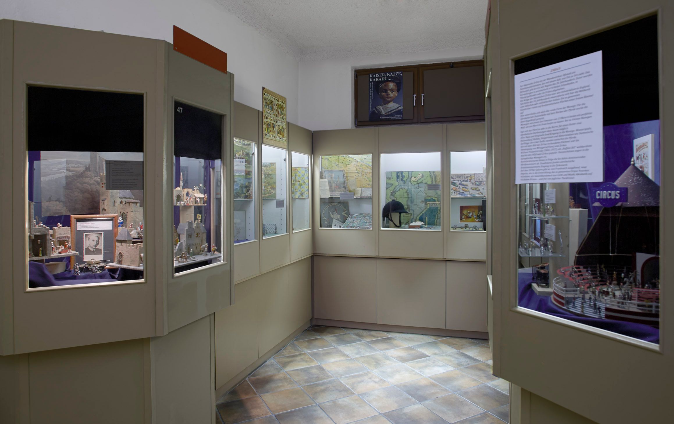 Innenansicht eines Museums mit Vitrinen voller Zinnfiguren und historischen Karten.