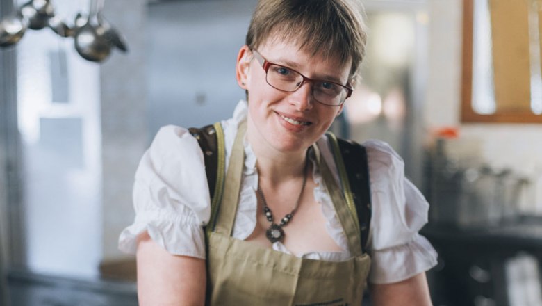 Frau in traditioneller Kleidung in einer K&uuml;che.