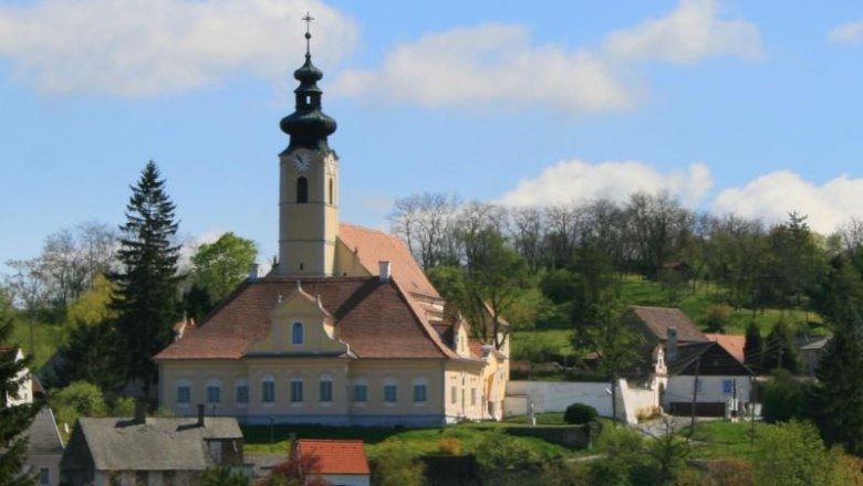Kirche in l&auml;ndlicher Umgebung mit blauem Himmel.