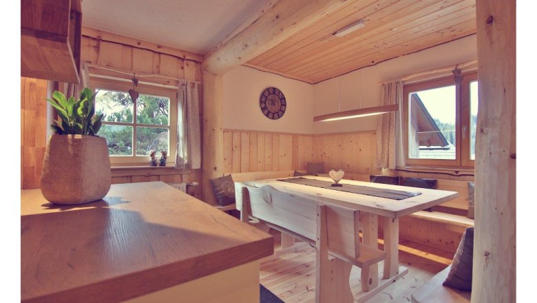 Innenansicht eines gemütlichen Chalets mit Holzmöbeln und Dekoration.