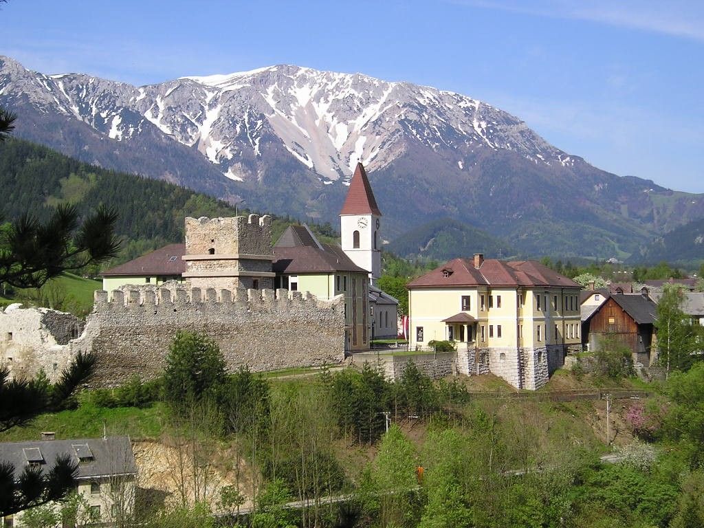 Burgruine Puchberg mit schneebedecktem Berg im Hintergrund.