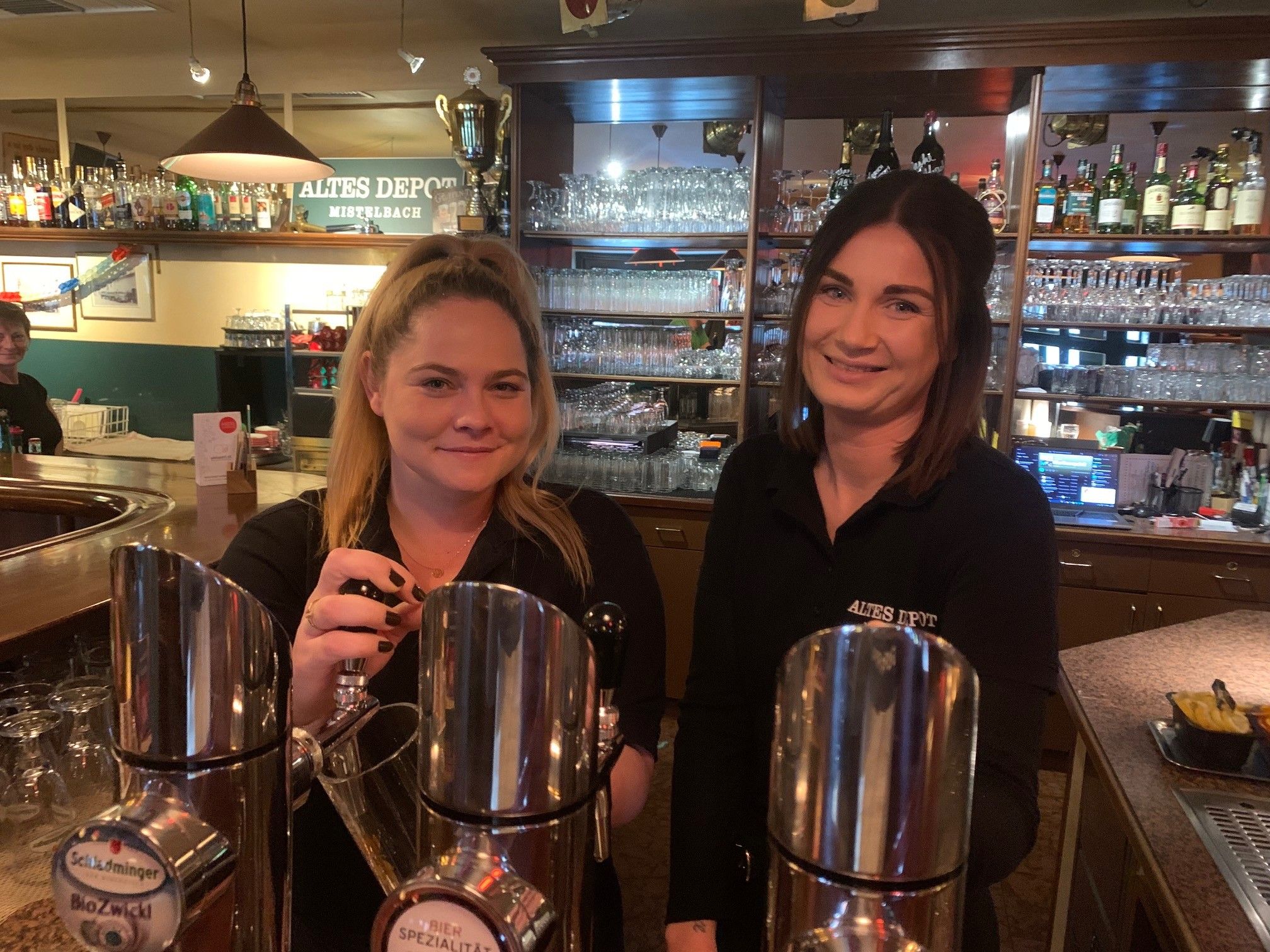 Zwei Frauen hinter einer Bar im Alten Depot, Mistelbach.