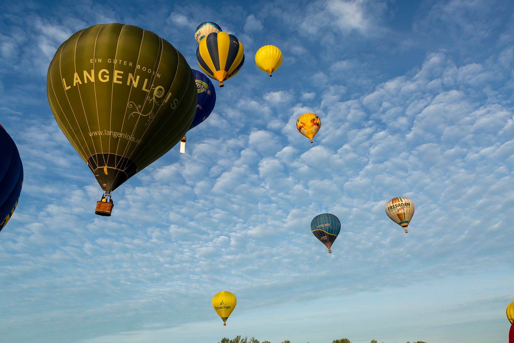 Heißluftballons am Himmel bei den Ballontagen Krems-Langenlois 2019.