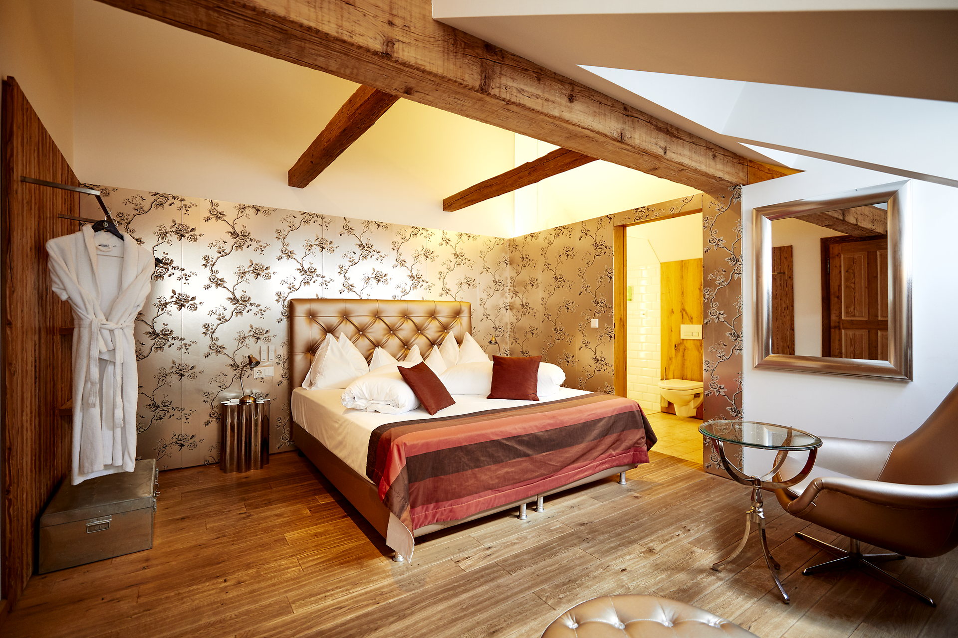 Garten mit Pool, Liegestühlen und Sonnenschirmen im Hotel Landhaus Moserhof.