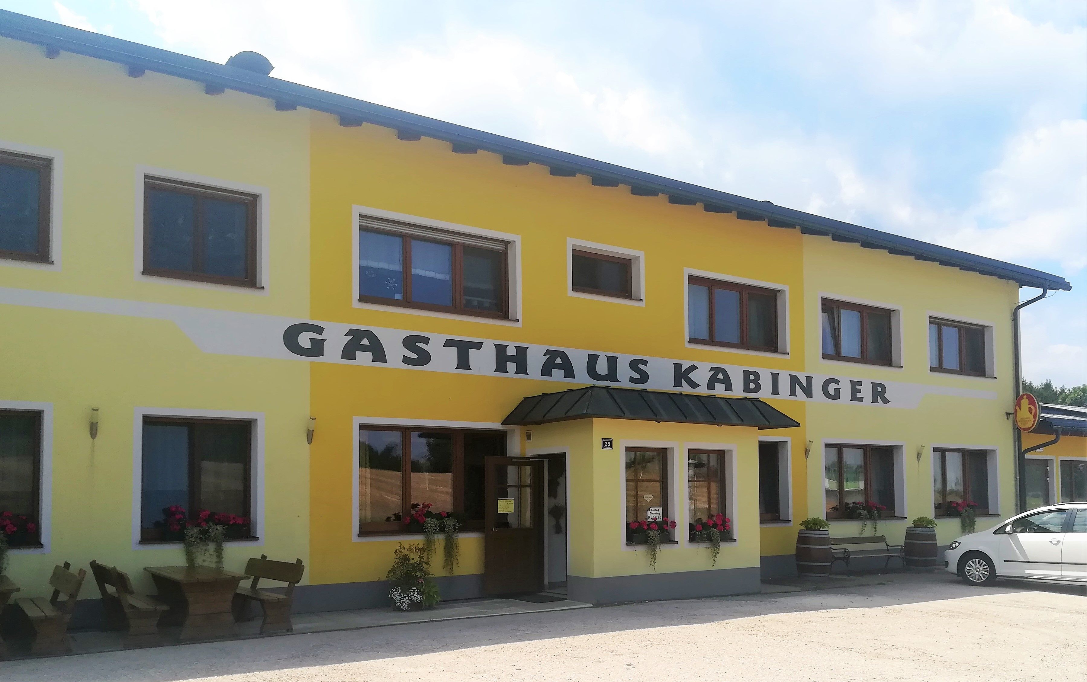 Gelbes Gebäude mit der Aufschrift 'Gasthaus Kabinger'.