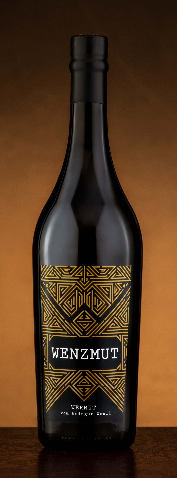 Flasche Wermut vom Weingut Wenzl mit geometrischem Etikett.