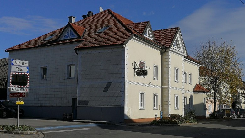 Gasthaus Pitzl, © Roman Zöchlinger Ein zweistöckiges Gebäude mit rotem Dach und einem Schild mit der Aufschrift 'Gasthaus Pitzl'.
