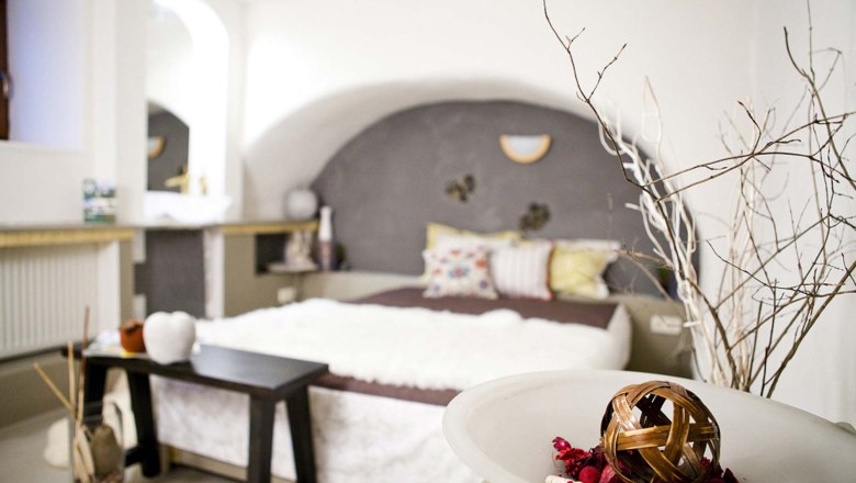 Gemütliches Schlafzimmer mit Dekoration und Bett.