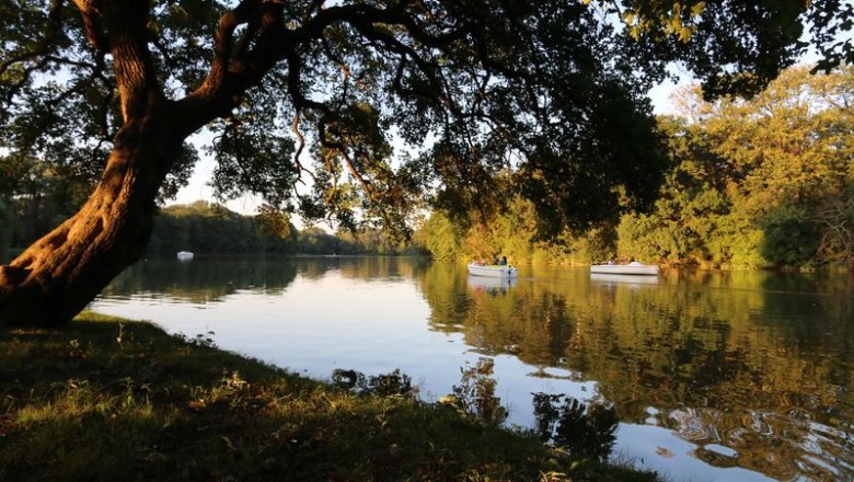 Eine romantische Bootsfahrt am Schlossteich lädt zum träumen ein., © SLBG/Wolfgang Mastny