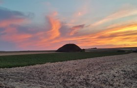 Tumulus bei Sonnenuntergang, © LEADER-Region Weinviertel / Lahofer