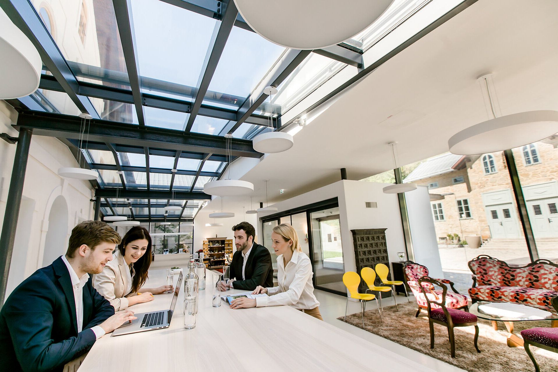 In einem lichtdurchfluteten Raum versammeln sich Menschen, um Ideen auszutauschen und kreative Projekte zu entwickeln. Die moderne Architektur und die stilvolle Einrichtung schaffen eine inspirierende Atmosphäre, die zum Verweilen einlädt. Hier wird der Geist der Zusammenarbeit lebendig.