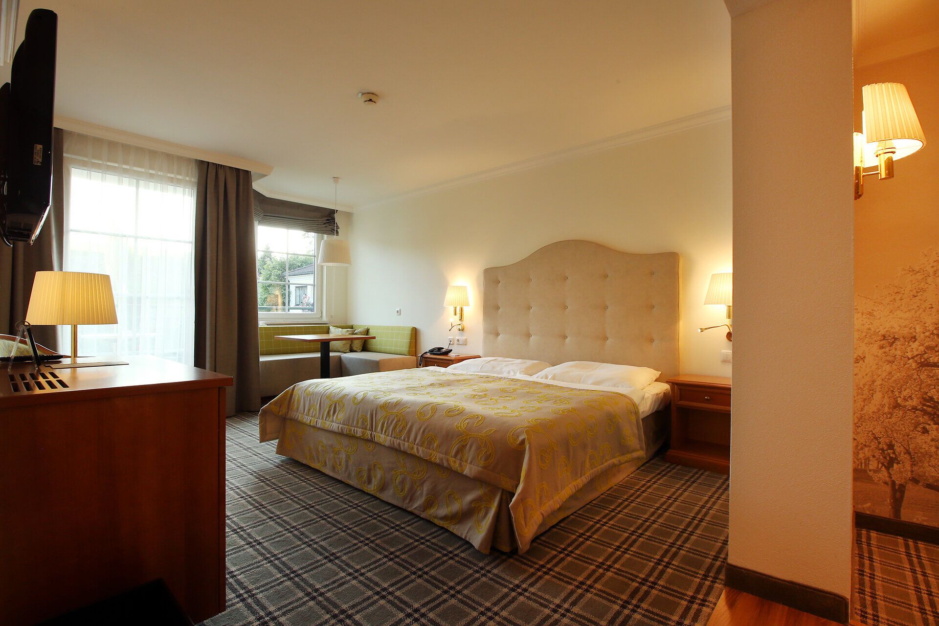 In diesem eleganten Vier-Sterne-Hotel erwartet Sie eine Oase der Ruhe und Entspannung. Die stilvolle Einrichtung und das harmonische Ambiente laden dazu ein, den Alltag hinter sich zu lassen und die Seele baumeln zu lassen. Genießen Sie die malerische Umgebung und die Annehmlichkeiten, die Ihren Aufenthalt unvergesslich machen.