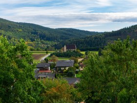 Blick zur alten St. Anna Kirche im Feld, &copy; Gottfried Grossinger