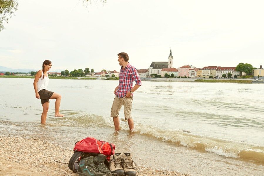 Abkühlung in der Donau - im Hintergrund Ybbs an der Donau