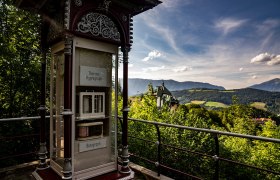 Ausblick von der Hochstra&szlig;e Semmering auf das S&uuml;dbahnhotel, dahinter sieht man Rax und Schneeberg