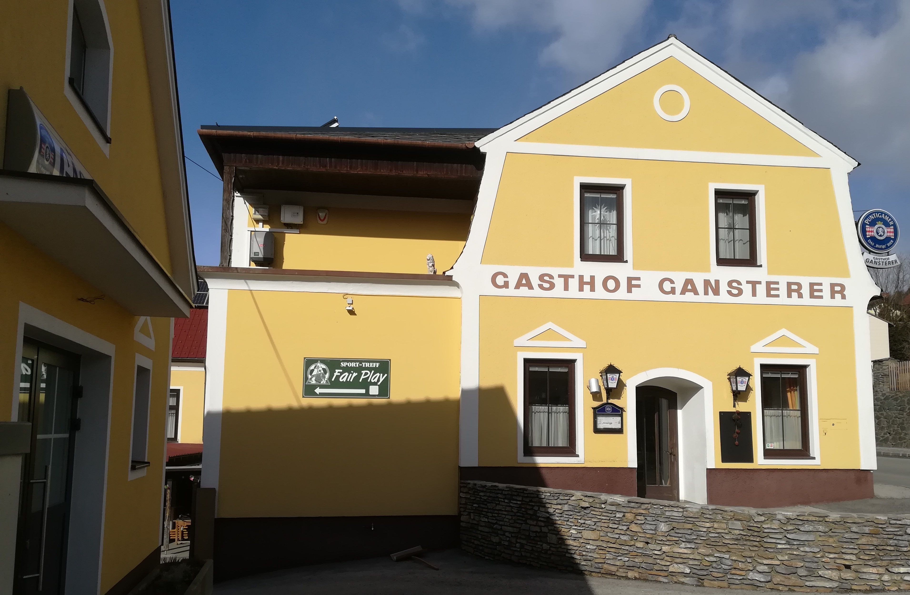 Gelbes Gebäude mit der Aufschrift 'Gasthof Gansterer'.