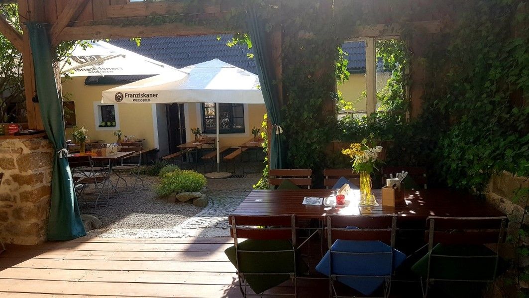 Blick von Gartenlaube in den Innenhof