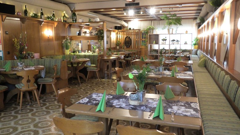 Speisesaal mit gedeckten Tischen im Stadtwirt Windisch, Mannersdorf/Leithagebirge