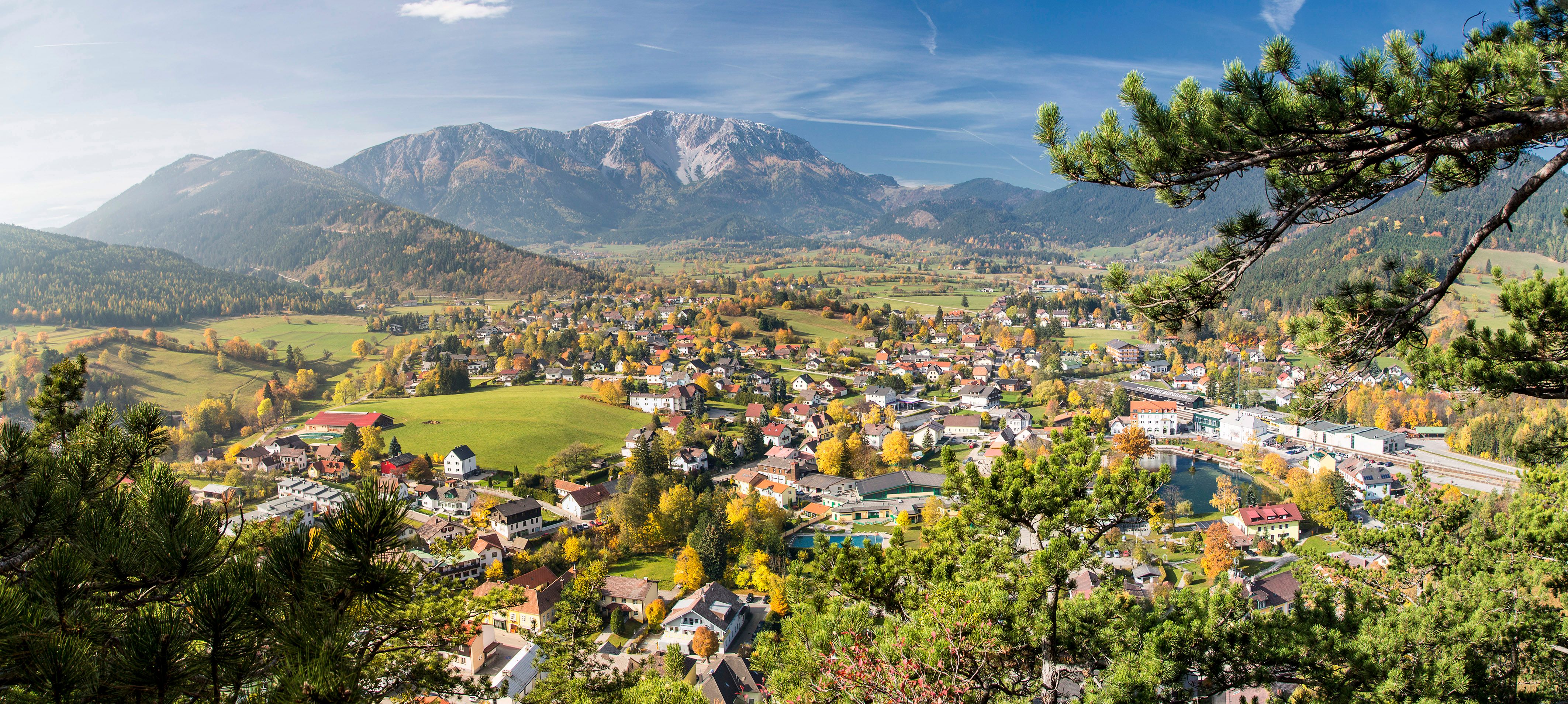Panoramablick auf Puchberg am Schneeberg mit umliegenden Bergen und herbstlicher Landschaft.