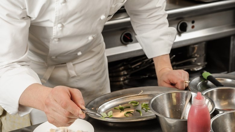 Thomas Dorfer gibt einem Gericht den letzten Schliff