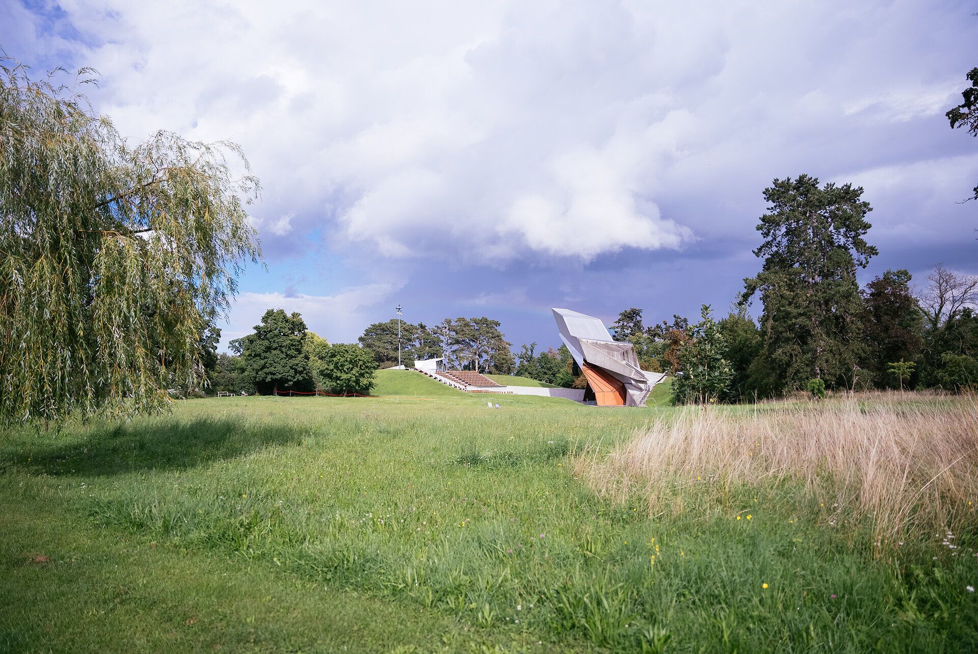 Die sanften Wiesen laden zu einem entspannten Tag im Freien ein, während die majestätische Architektur im Hintergrund eine faszinierende Kulisse bietet. Hier in Grafenegg, umgeben von üppigem Grün und schattenspendenden Bäumen, können Besucher die Ruhe und Schönheit der Natur genießen.