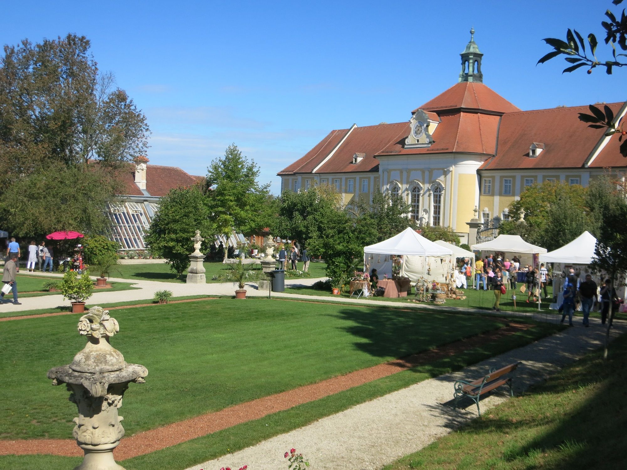 Stift Seitenstetten mit grüner Wiese und blauem Himmel.