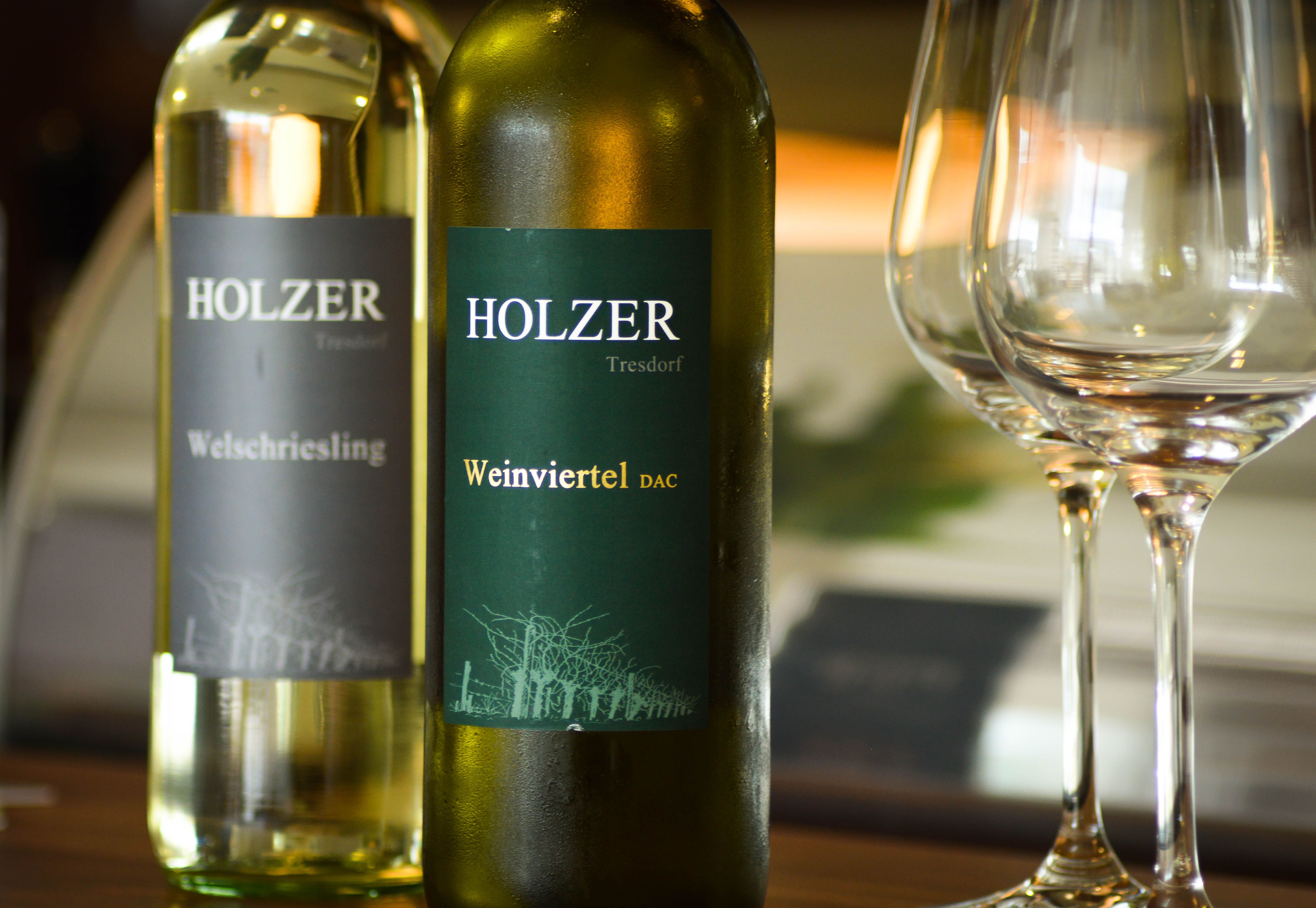 Weinflaschen mit Weingläsern 