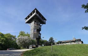 Buchbergwarte Turm auf einem H&uuml;gel mit blauem Himmel im Hintergrund.