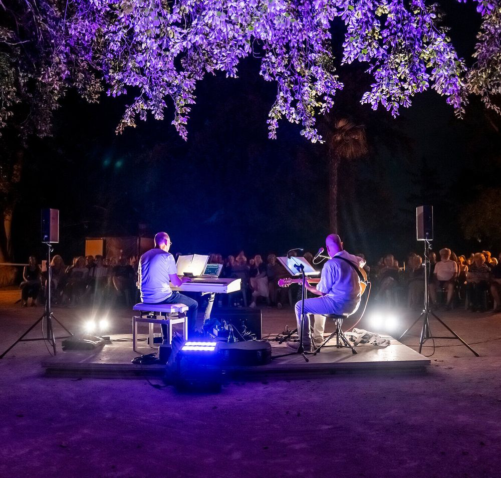 Unter dem sanften Licht des Mondes genießen die Besucher ein unvergessliches Konzert, während die Klänge der Musik durch die laue Nachtluft schweben. Die entspannte Atmosphäre und die umgebende Natur des Wienerwaldes schaffen eine perfekte Kulisse für dieses kulturelle Erlebnis.
