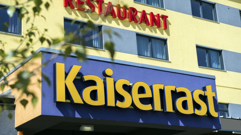 aussenaufnahme-eingang_dsc4100, © Kaiserrast Eingang eines Gebäudes mit den Schildern 'Kaiserrast' und 'Restaurant'.