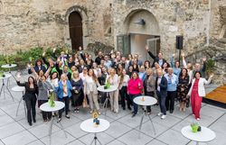 Gruppenfoto der Top Partner des Convention Bureau Niederösterreich im UNIQA Burghof der Burg Perchtoldsdorf.