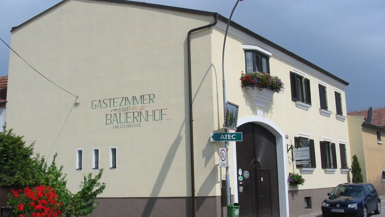 Familie Zöchmeister, © Zöchmeister Ein Gästehaus mit der Aufschrift 'Gästezimmer am Bauernhof Fam. Zöchmeister'.