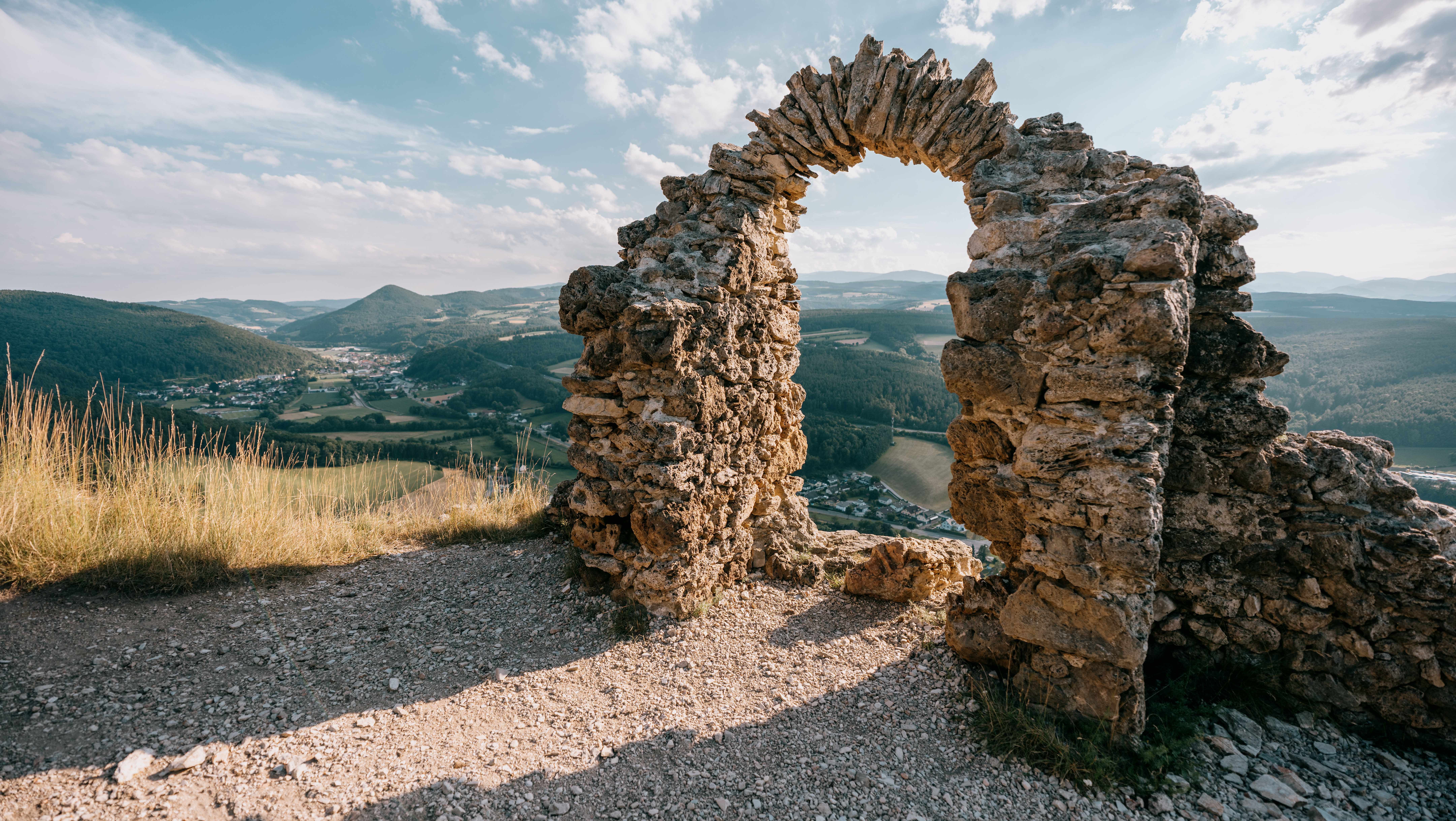 Ruine Türkensturz mit Blick auf die umliegende Landschaft.