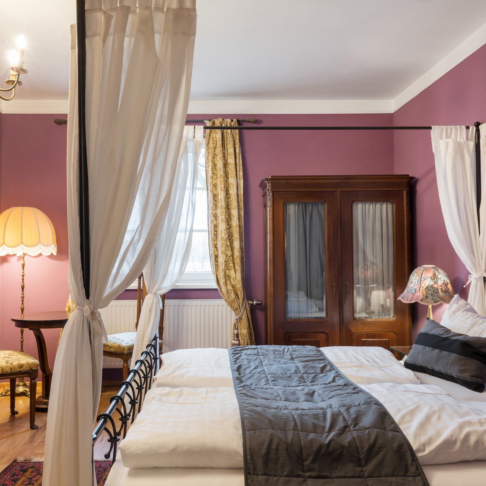 Ein gemütliches Zimmer mit Alrrosé gefärbten Wänden 