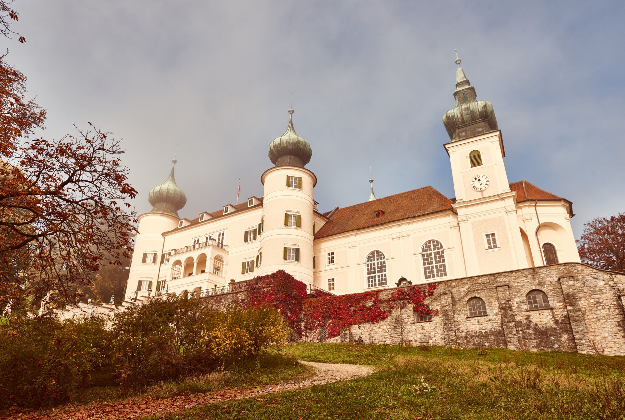 Schloss Artstettten mit Laub in Herbstfarben