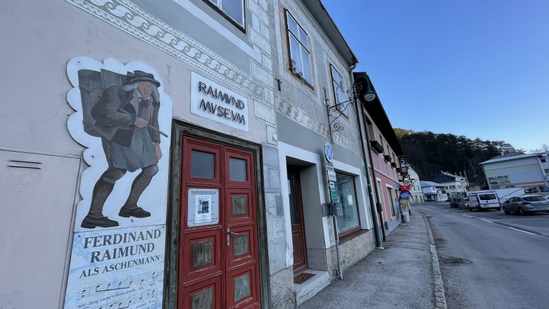 Außenansicht des Raimundmuseums mit Wandbild von Ferdinand Raimund als Aschenmann.