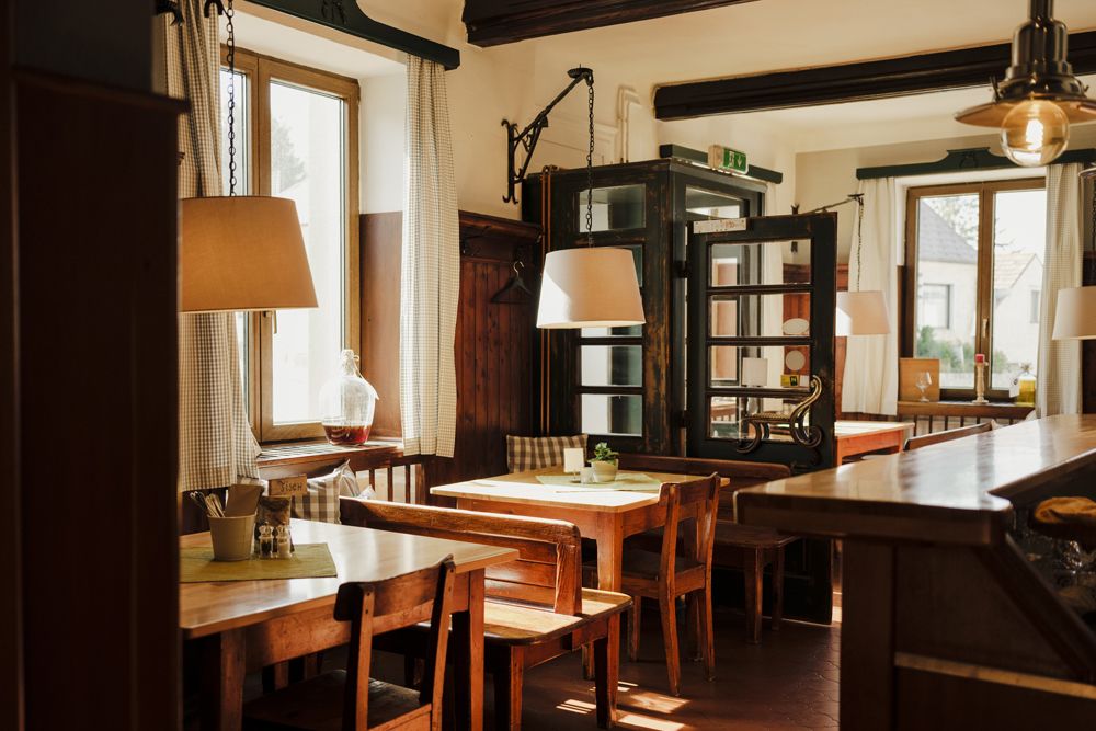 Gemütliche, rustikale Gaststube mit Holzmöbeln.