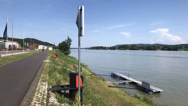 Anlegesteg am Ufer der Donau in Marbach, umgeben von gr&uuml;ner Landschaft und blauem Himmel.