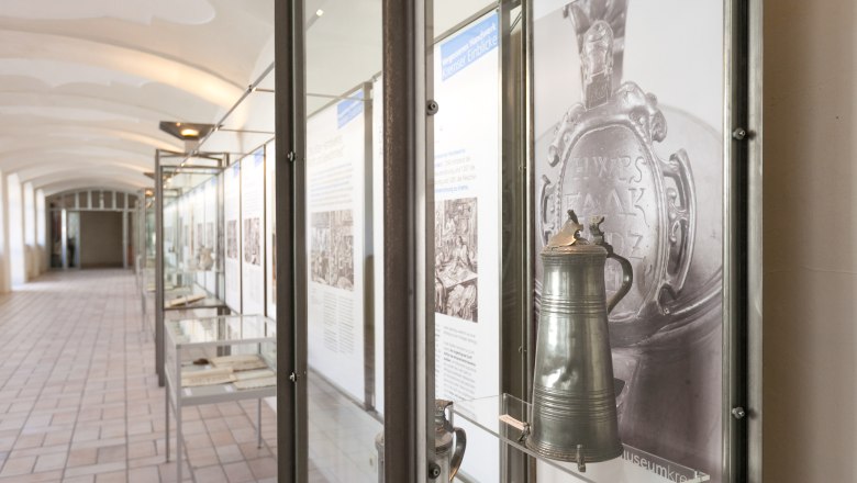 Ausstellung im Museum Krems mit historischen Objekten in Glasvitrinen.
