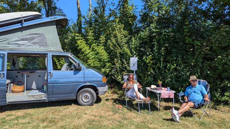 Wohnmobilstellplatz Hutweide, © Donau Niederösterreich Wohnmobil Pärchen