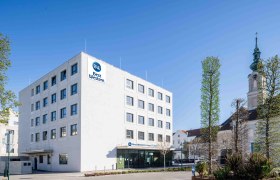 Außenansicht des Best Western Hotels in Tulln mit angrenzender Kirche.