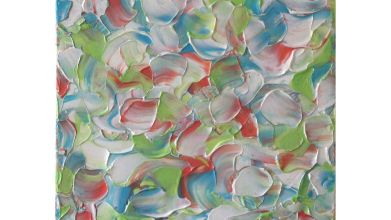 Abstrakte Malerei mit bunten, geschwungenen Pinselstrichen in Rot, Gr&uuml;n, Blau und Wei&szlig;.