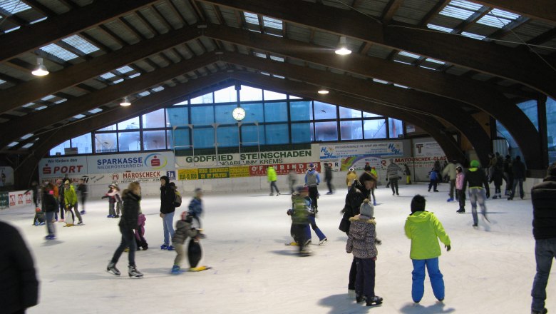 Eislaufen in der Naturfreunde Eislaufhalle, © Naturfreunde St. Pölten