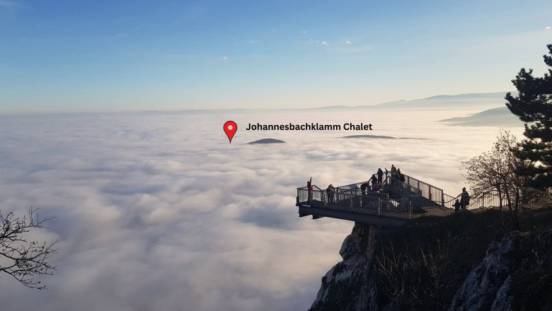 Skywalk Hohe Wand &uuml;ber einer Wolkendecke mit Blick auf das Johannesbachklamm Chalet.