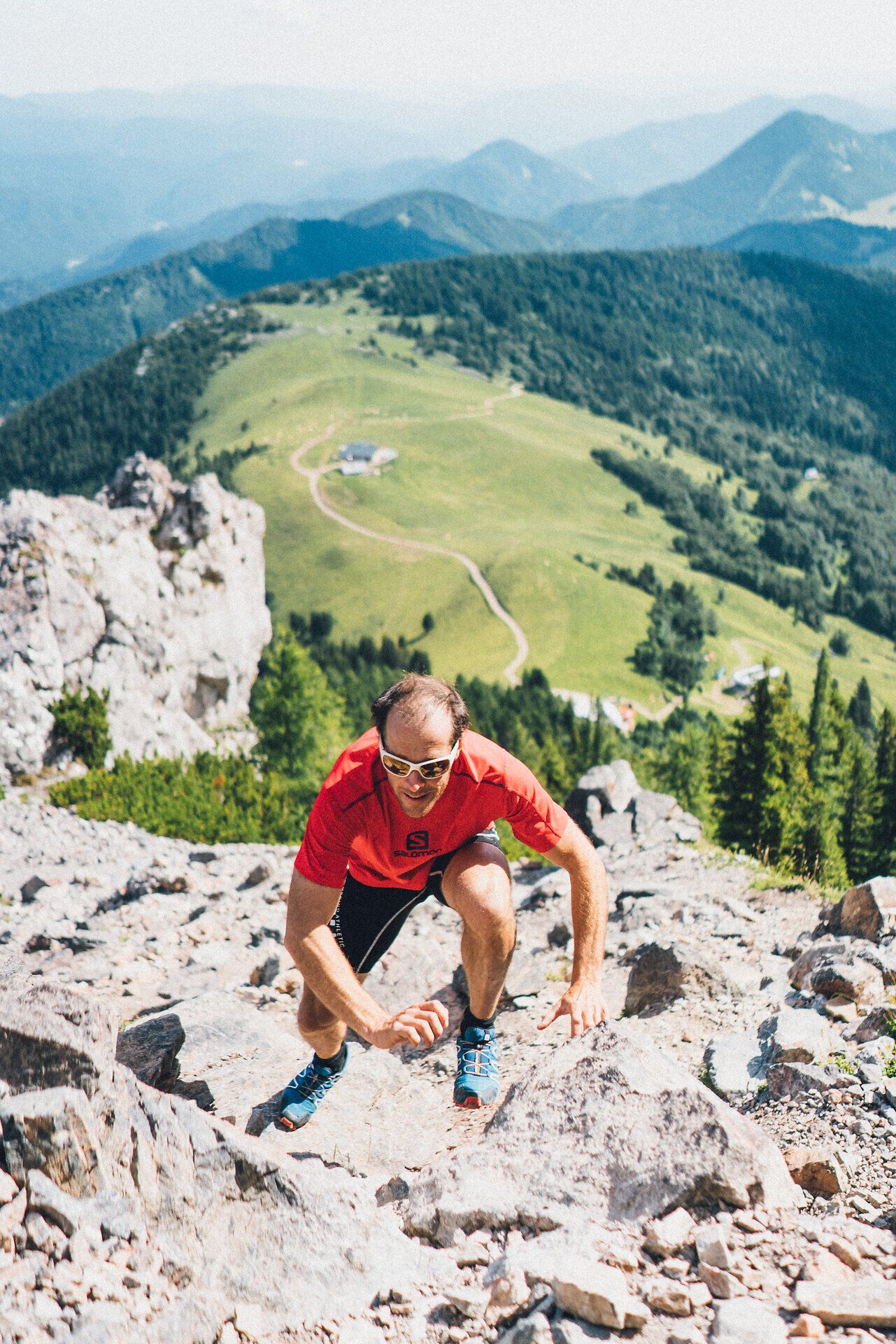Ein mutiger Bergsteiger erklimmt die steilen Felsen des Schneebergs, umgeben von atemberaubenden Ausblicken auf die grünen Täler und majestätischen Gipfel der Wiener Alpen. Die frische Bergluft und die unberührte Natur schaffen eine Atmosphäre der Freiheit und Abenteuerlust, die jeden Wanderer begeistert.