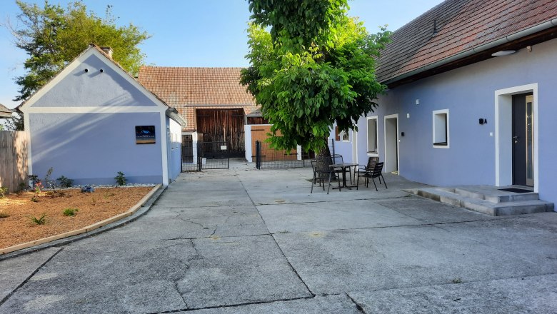 Blaues Bauernhaus mit Innenhof