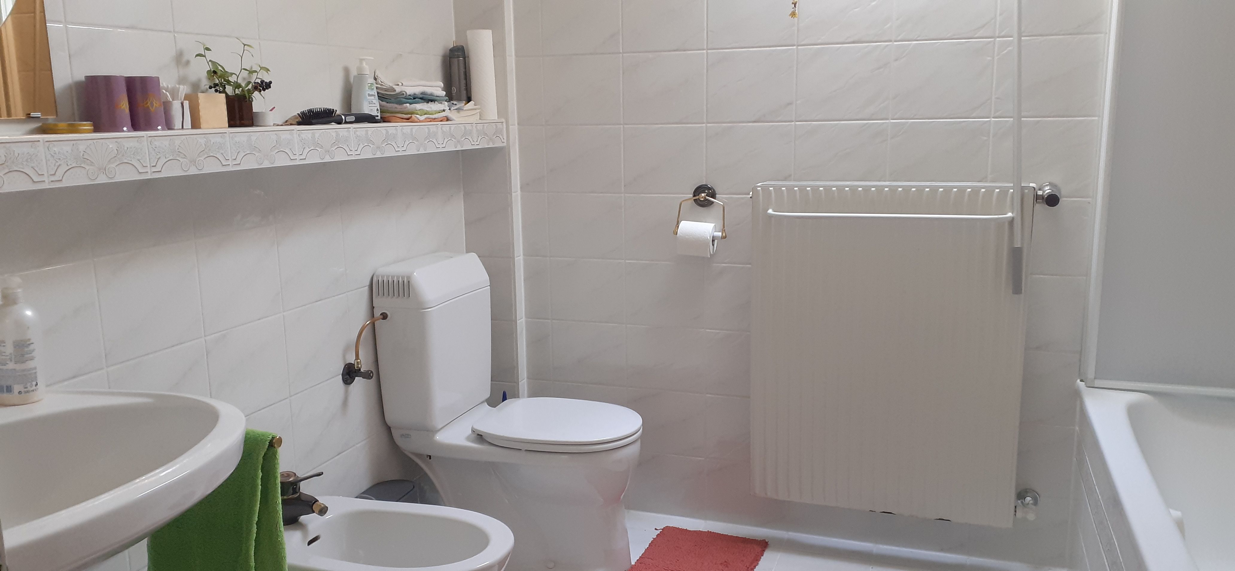 Badezimmer mit WC, Bidet, Waschbecken und Badewanne.